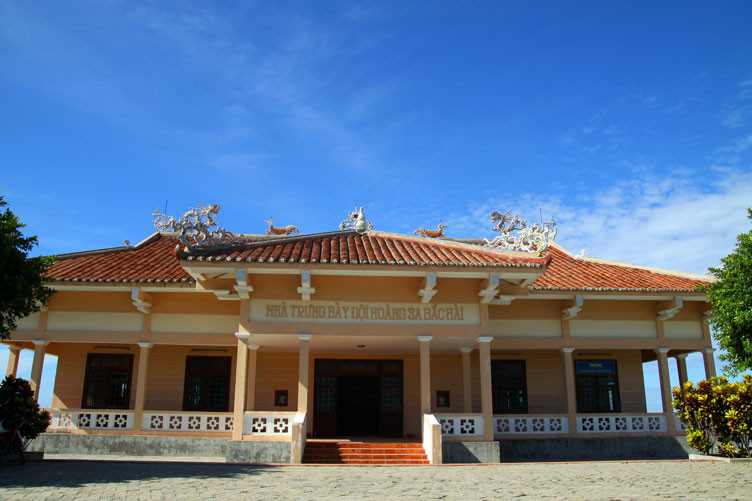 Nhà trưng bày những tư liệu chủ quyền thiêng liêng bất khả xâm phạm về hai quần đảo Hoàng Sa và Trường Sa của tổ quốc nằm tại huyện đảo Lý Sơn - Quảng Ngãi. Nhà trưng bày những tư liệu chủ quyền thiêng liêng bất khả xâm phạm về hai quần đảo Hoàng Sa và Trường Sa của tổ quốc nằm tại huyện đảo Lý Sơn - Quảng Ngãi.