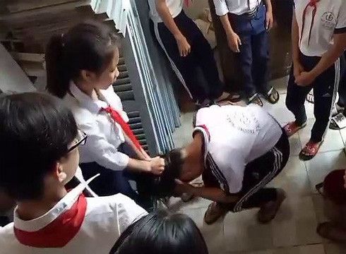 Hình ảnh mô tả cảnh các nữ sinh đánh nhau ở Trường Trần Hưng Đạo, Rạch Giá (ảnh từ video clip) Hình ảnh mô tả cảnh các nữ sinh đánh nhau ở Trường Trần Hưng Đạo, Rạch Giá (ảnh từ video clip)