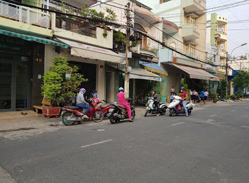 Phụ huynh tấp nập đưa con đến học ở điểm 46 đường Thành Công chiều ngày 15/12 (ảnh: P.L) Phụ huynh tấp nập đưa con đến học ở điểm 46 đường Thành Công chiều ngày 15/12 (ảnh: P.L)