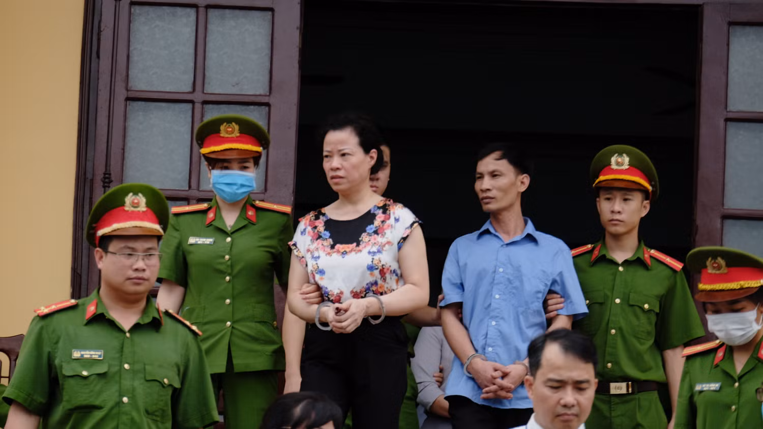Bị cáo Diệp Thị Hồng Liên ngơ ngác tìm người thân sau khi dẫn giải ra khỏi phòng xử.
