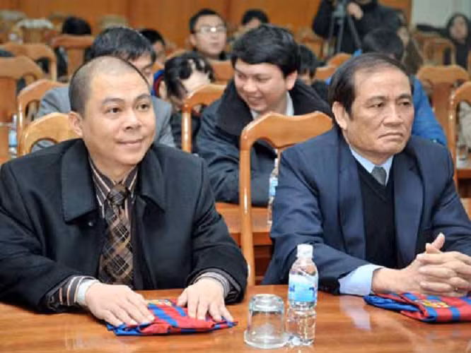 Ngày 8/9/2011, bầu Kiên lên tiếng phản đối việc VFF ký hợp đồng có thời hạn 20 năm cho AVG Ngày 8/9/2011, bầu Kiên lên tiếng phản đối việc VFF ký hợp đồng có thời hạn 20 năm cho AVG