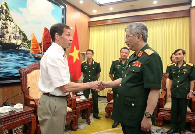 Thượng tướng Nguyễn Chí Vịnh, Thứ trưởng Bộ Quốc phòng tiếp Chuẩn đô đốc Gilles Couturier, Cục trưởng Cục Chính sách An ninh quốc tế, Bộ Quốc phòng Ca-na-đa Thượng tướng Nguyễn Chí Vịnh, Thứ trưởng Bộ Quốc phòng tiếp Chuẩn đô đốc Gilles Couturier, Cục trưởng Cục Chính sách An ninh quốc tế, Bộ Quốc phòng Ca-na-đa