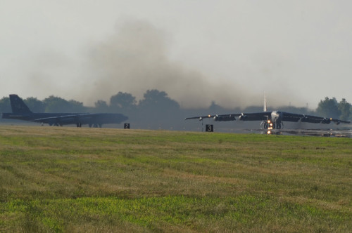 Hai máy bay ném bom chiến lược B-52H rời khỏi căn cứ Barksdale Hai máy bay ném bom chiến lược B-52H rời khỏi căn cứ Barksdale