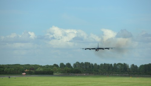 Hai máy bay ném bom chiến lược B-52H bay đến căn cứ Fairford ngày 4 tháng 6 năm 2014 Hai máy bay ném bom chiến lược B-52H bay đến căn cứ Fairford ngày 4 tháng 6 năm 2014