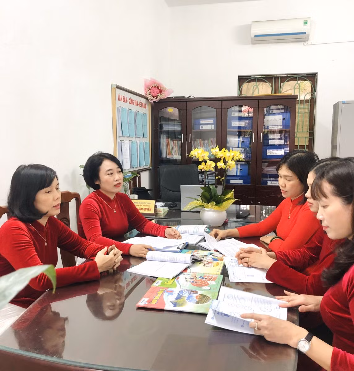 Cô Nguyễn Thị Quyến trao đổi chuyên môn nghiệp vụ với các đồng nghiệp. Ảnh: NVCC Cô Nguyễn Thị Quyến trao đổi chuyên môn nghiệp vụ với các đồng nghiệp. Ảnh: NVCC