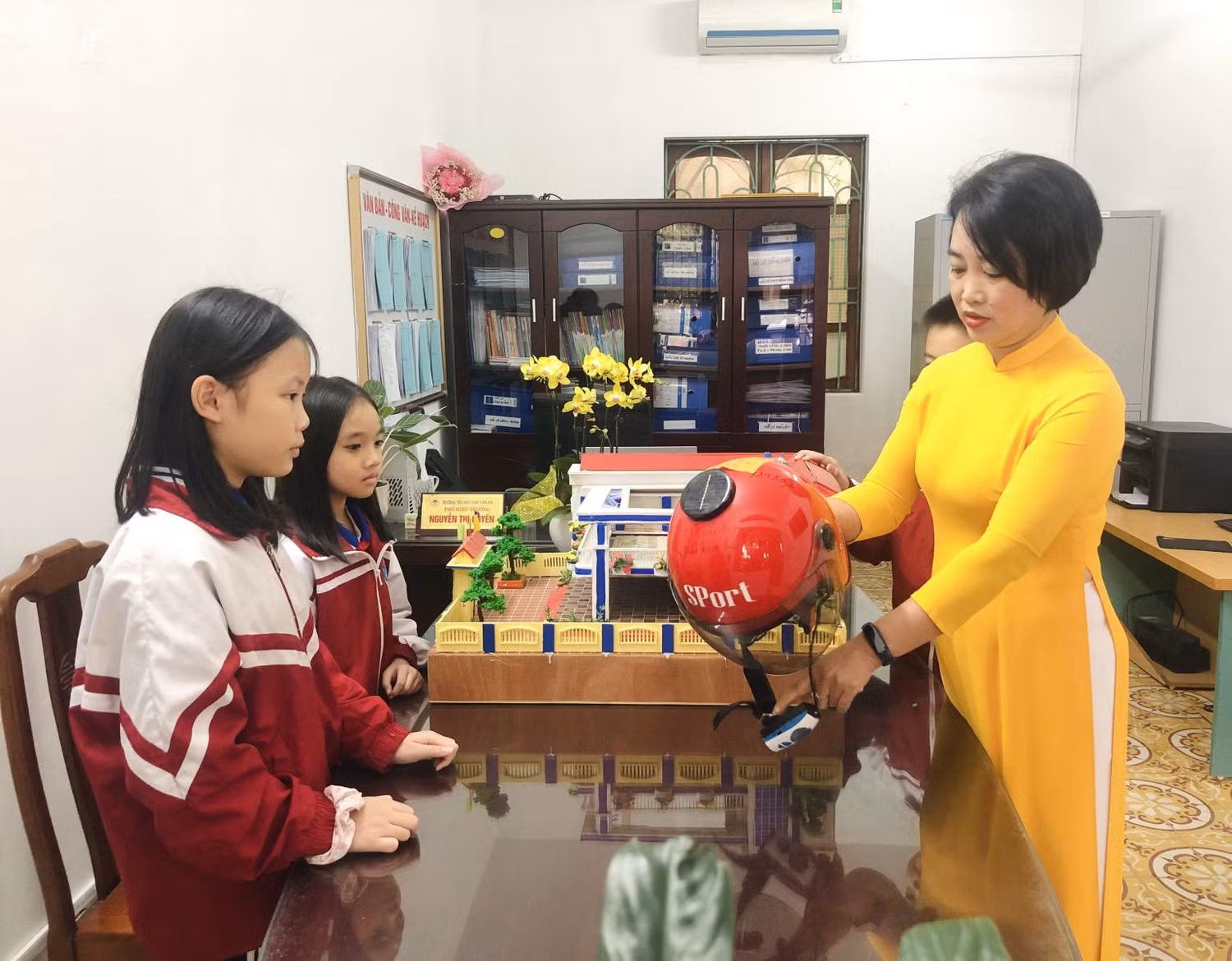 Cô giáo Quyến luôn gần gũi với học sinh (Ảnh: NVCC) Cô giáo Quyến luôn gần gũi với học sinh (Ảnh: NVCC)