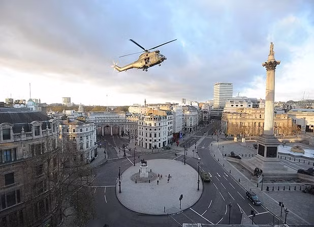 Toàn bộ quang cảnh quảng trường Trafalgar trong tình trạng "bế quan tỏa cảng" để phục vụ cho đoàn phim "All You Need Is Kill" của nam tài tử Tom Cruise. Toàn bộ quang cảnh quảng trường Trafalgar trong tình trạng "bế quan tỏa cảng" để phục vụ cho đoàn phim "All You Need Is Kill" của nam tài tử Tom Cruise.