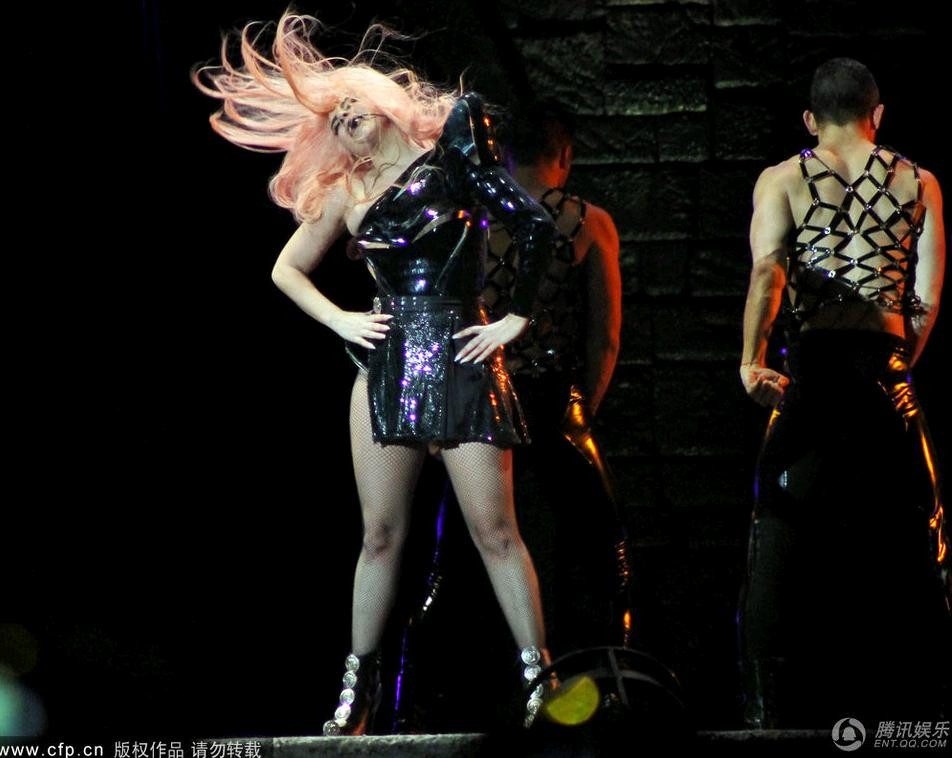 Lady Gaga để tóc màu hồng khi xuất hiện ở Chile. Lady Gaga để tóc màu hồng khi xuất hiện ở Chile.
