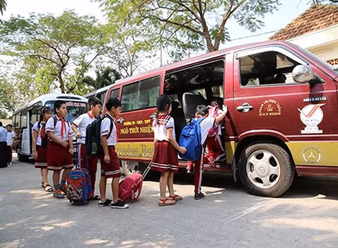 Học sinh ở Sài Gòn đến trường bằng xe đưa đón của nhà trường (ảnh: SGGP) Học sinh ở Sài Gòn đến trường bằng xe đưa đón của nhà trường (ảnh: SGGP)