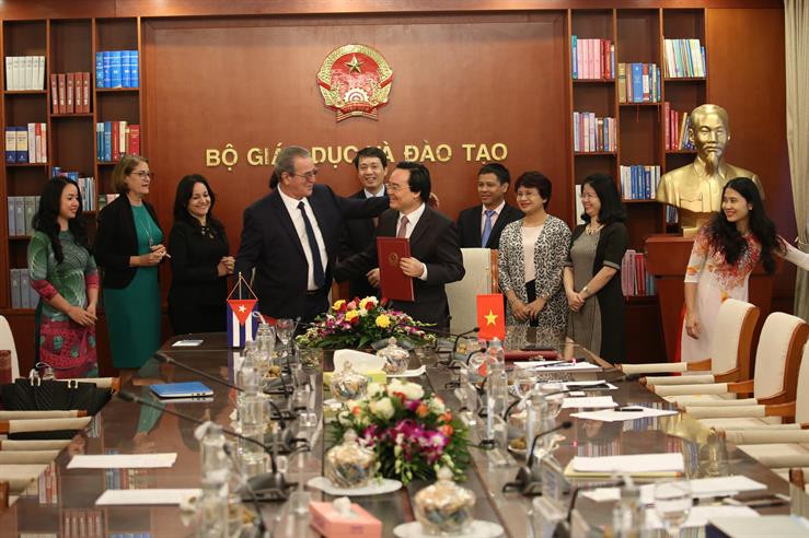 Bộ trưởng Phùng Xuân Nhạ và Bộ trưởng Bộ Giáo dục Đại học Cuba Jose Ramon Saborido Loidi ký kết thỏa thuận hợp tác giáo dục đại học (Ảnh: moet.gov.vn)