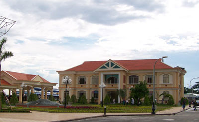 Tòa nhà mái ngói được cho là có mũi nhọn hướng về trụ sở UBND tỉnh...
