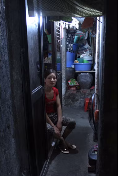 Con ngách nhỏ chưa đầy 1m dẫn vào căn nhà của bà Tính. Ảnh: Bình Minh.