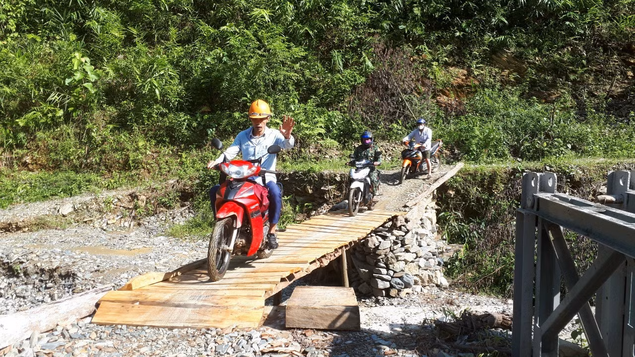 Thầy giáo Bùi Văn Nhiệt (đi hàng đầu) trên hành trình đưa con chữ đến vùng cao Hua Bum. Ảnh: NVCC Thầy giáo Bùi Văn Nhiệt (đi hàng đầu) trên hành trình đưa con chữ đến vùng cao Hua Bum. Ảnh: NVCC