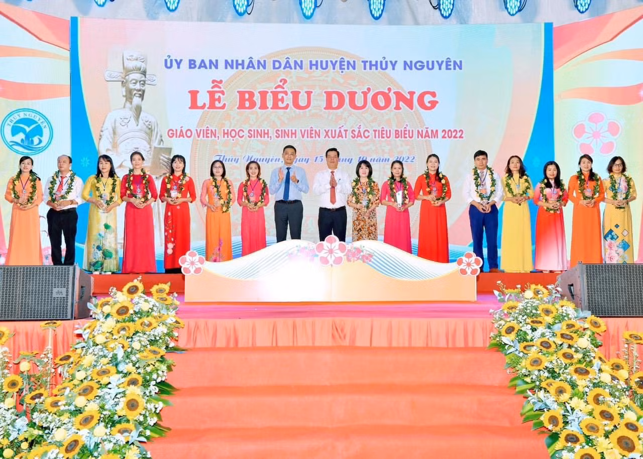 Lãnh đạo huyện Thuỷ Nguyên, Sở Giáo dục và Đào tạo biểu dương các giáo viên tiêu biểu (Ảnh: NN)
