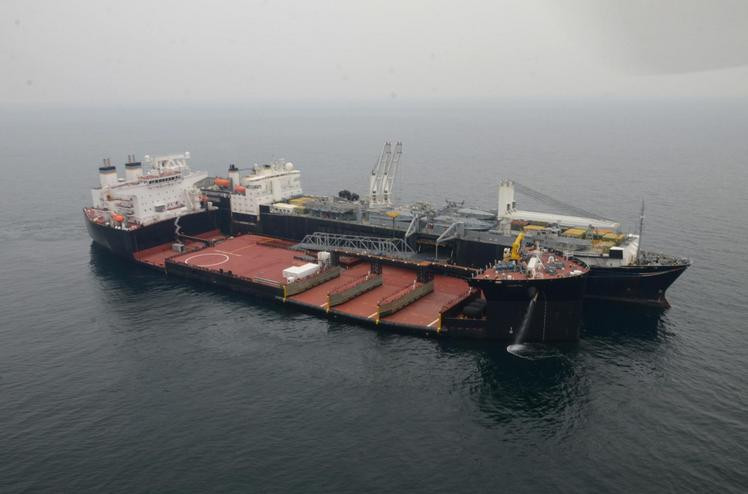 Tàu đổ bộ hỗn hợp USNS Montford Point và tàu container USNS Fred W Stockham Hải quân Mỹ trong cuộc tập trận Ssangyong với Hàn Quốc từ ngày 7 đến ngày 18/3/2016