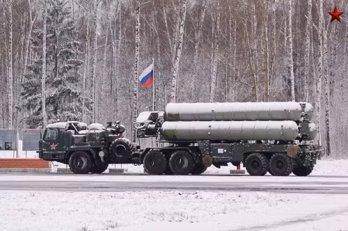 Hệ thống tên lửa phòng không S-400 Nga trong một cuộc tập trận Hệ thống tên lửa phòng không S-400 Nga trong một cuộc tập trận