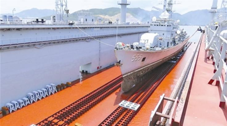 Tàu chiến được kéo vào khoang của bến tàu nổi tự hành Hoa Thuyền 1