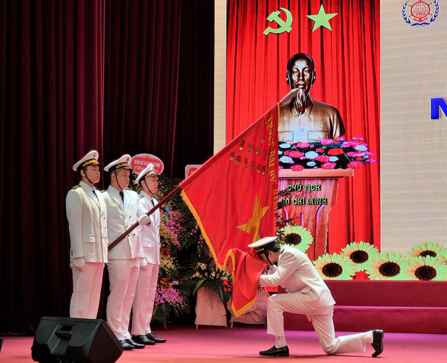 Nghi lễ tuyên thệ nhận nhiệm vụ của Đội danh dự sinh viên K62 (Ảnh: Phương Linh)