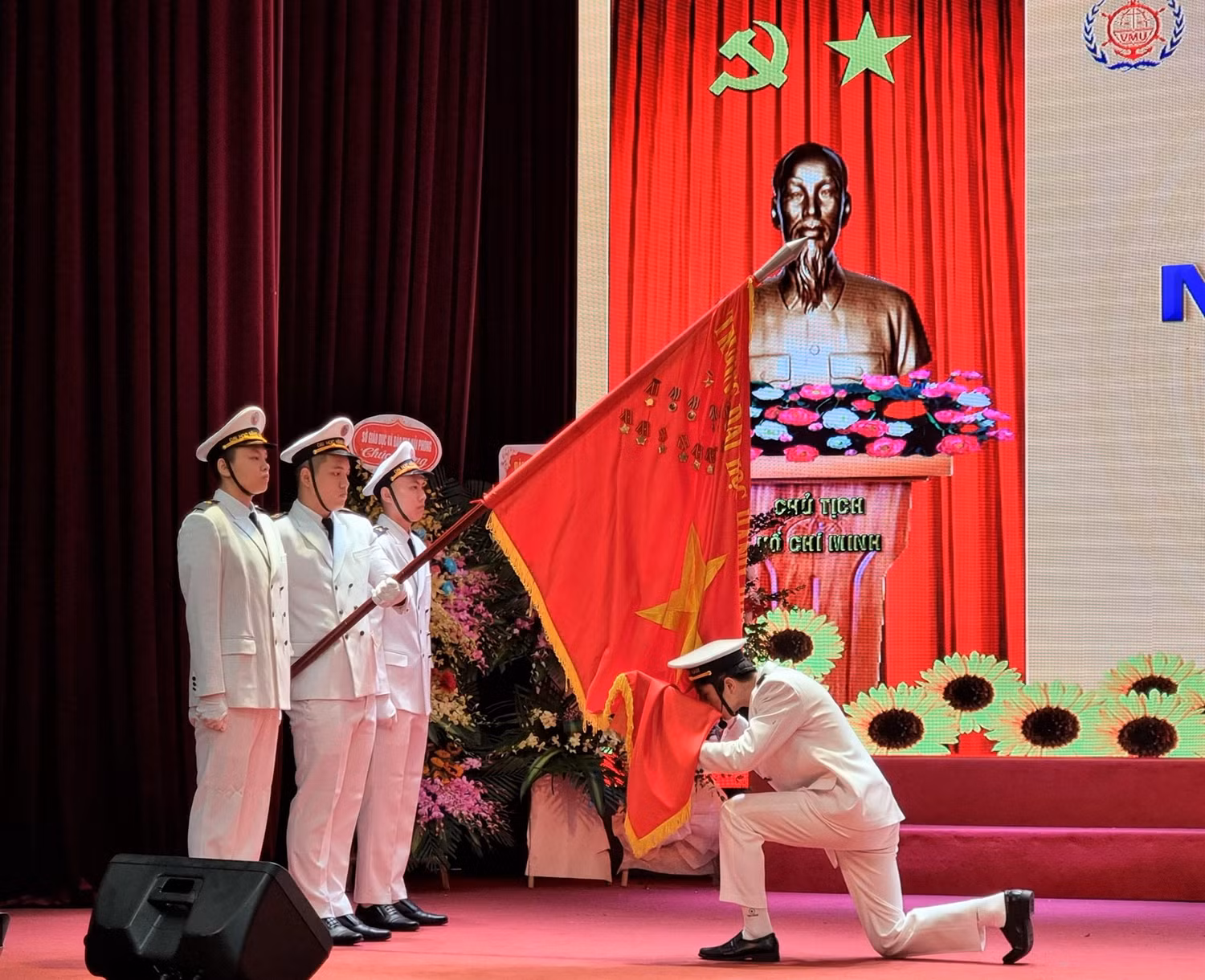 Nghi lễ tuyên thệ nhận nhiệm vụ của Đội danh dự sinh viên K62 (Ảnh: Phương Linh)