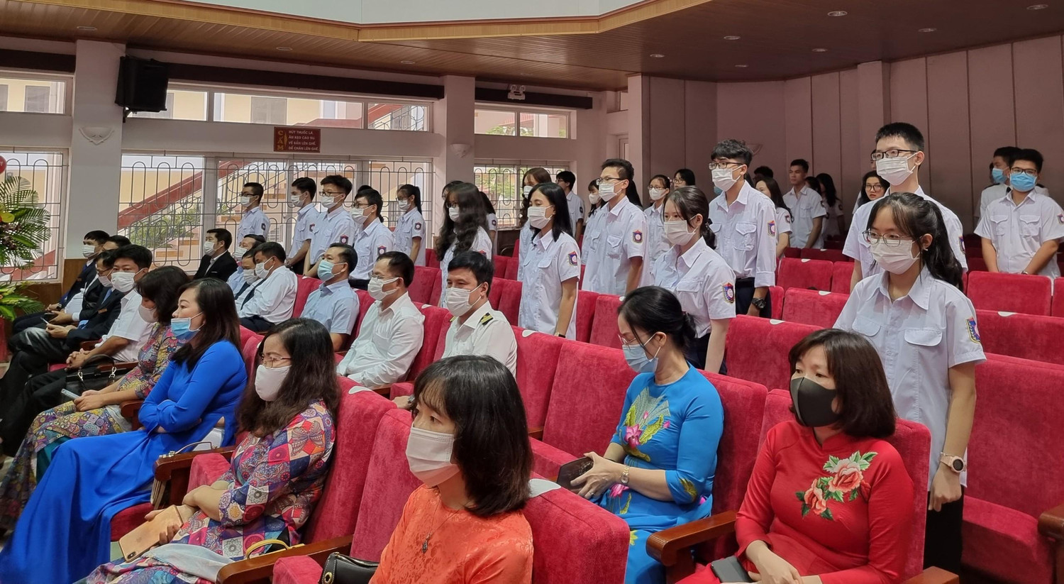Các tân sinh viên thực hiện nghi lễ tuyên thệ (Ảnh: Phương Linh)