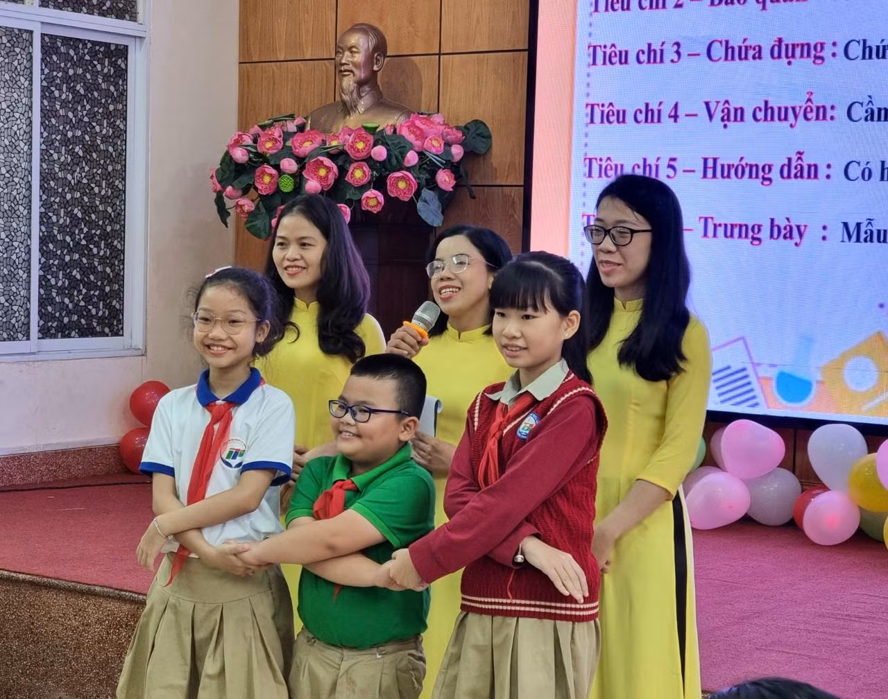Các "doanh nghiệp nhí" bắt tay chúc mừng phần thuyết trình sản phẩm thành công (Ảnh: Phương Linh) Các "doanh nghiệp nhí" bắt tay chúc mừng phần thuyết trình sản phẩm thành công (Ảnh: Phương Linh)