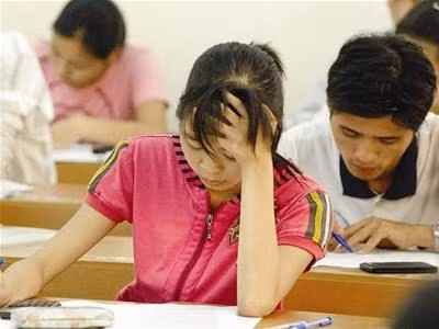 Hình ảnh minh họa cho tâm lý căng thẳng, mệt mỏi trong thi cử (Ảnh: news.zing.vn)