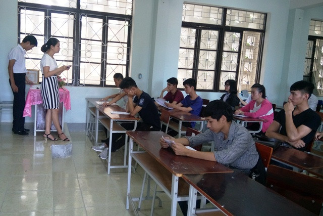 Các thí sinh lắng nghe phổ biến quy chế thi.
