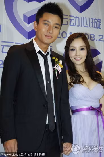 Những ngày gần đây, khi Lý Tiểu Lộ xuất hiện thân mật cùng Giả Nãi Lượng trong quán cà phê người hâm mộ mới biết về tình cảm của cả hai. Từng hợp tác với nhau trong một bộ phim, cặp đôi mới của làng giải trí được khen rất đẹp đôi.