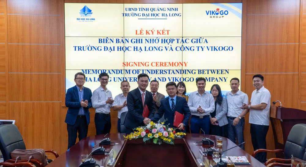 Đại diện Trường Đại học Hạ Long và Công ty Cổ phần Tập đoàn VIKO GLOBAL ký kết thoả thuận hợp tác (Ảnh: PL)