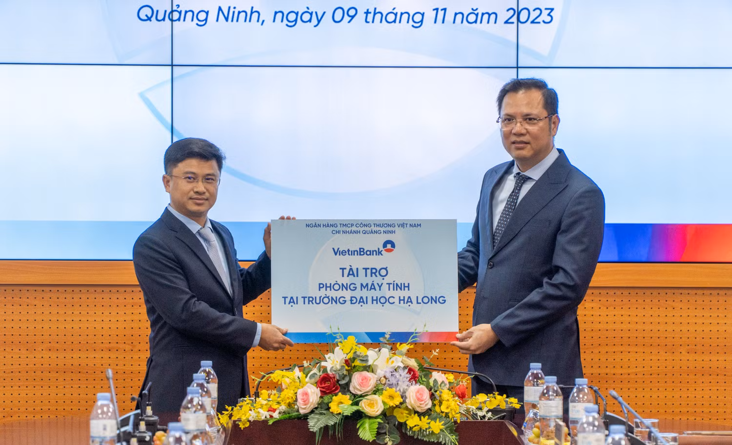 Ngân hàng Vietinbank Quảng Ninh thống nhất sẽ tài trợ cho Trường Đại học Hạ Long phòng máy tính phục vụ công tác giảng dạy của nhà trường với tổng số trên 60 máy (Ảnh: PL)