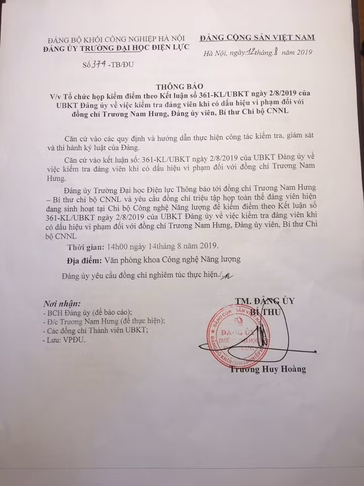 Đang nằm trên giường bệnh, chưa biết mình bị tố cáo như thế nào, ai tố cáo và làm sai điều gì ông Trương Nam Hưng nhận được thông báo tổ chức họp kiểm điểm chính mình. (Tài liệu do ông Hưng cung cấp)