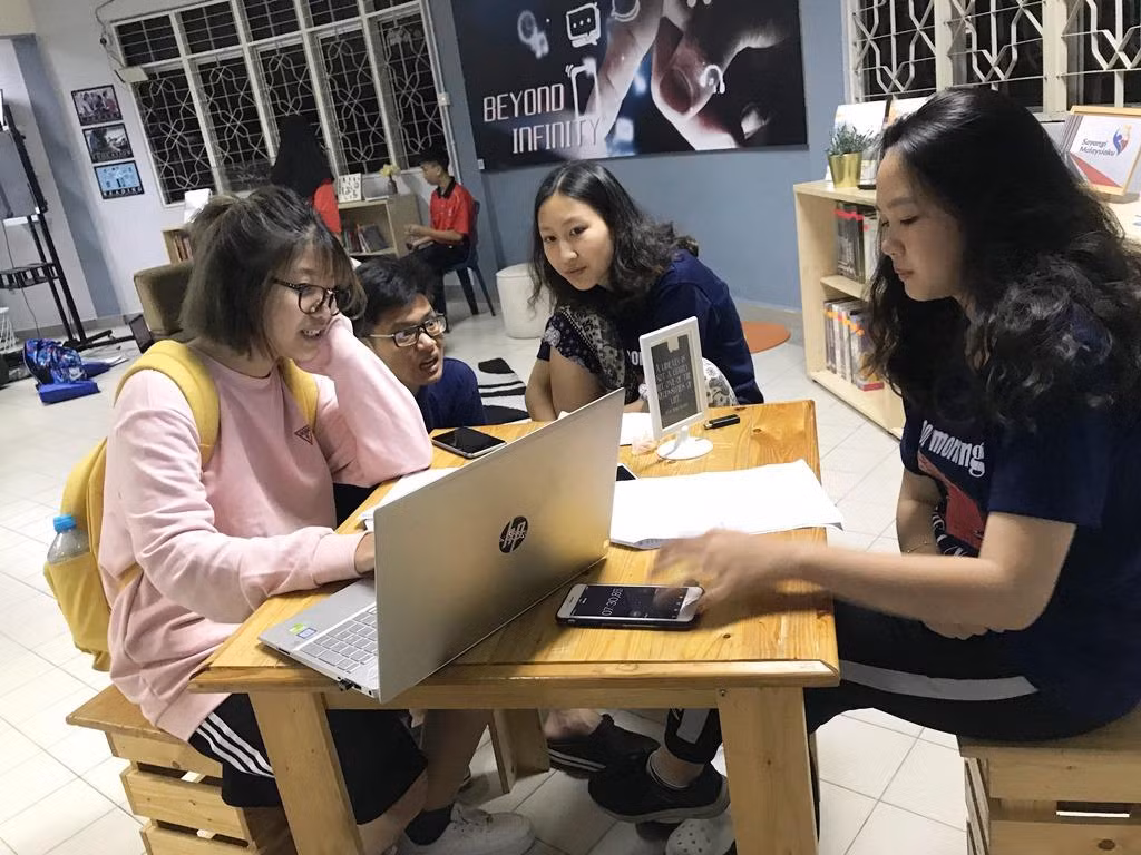 Những "nhà lãnh đạo trẻ" tự nghiên cứu. (Ảnh cô Hương cung cấp) Những "nhà lãnh đạo trẻ" tự nghiên cứu. (Ảnh cô Hương cung cấp)