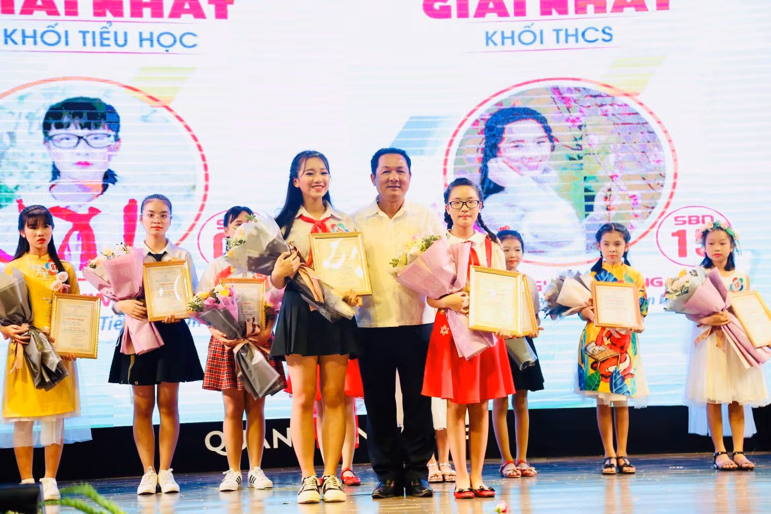 Lê Kim Ngân nhận giải nhất cấp tiểu học Hội thi đọc sách, giới thiệu về lịch sử quê hương Đông Triều năm 2019. (Ảnh: Cao Thanh Đông)