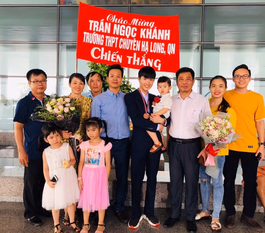 Gia đình, nhà trường vui mừng đón em Trần Ngọc Khánh tại sân bay ngày 5/6/2019. (Ảnh do Trường Trung học phổ thông chuyên Hạ Long cung cấp) Gia đình, nhà trường vui mừng đón em Trần Ngọc Khánh tại sân bay ngày 5/6/2019. (Ảnh do Trường Trung học phổ thông chuyên Hạ Long cung cấp)