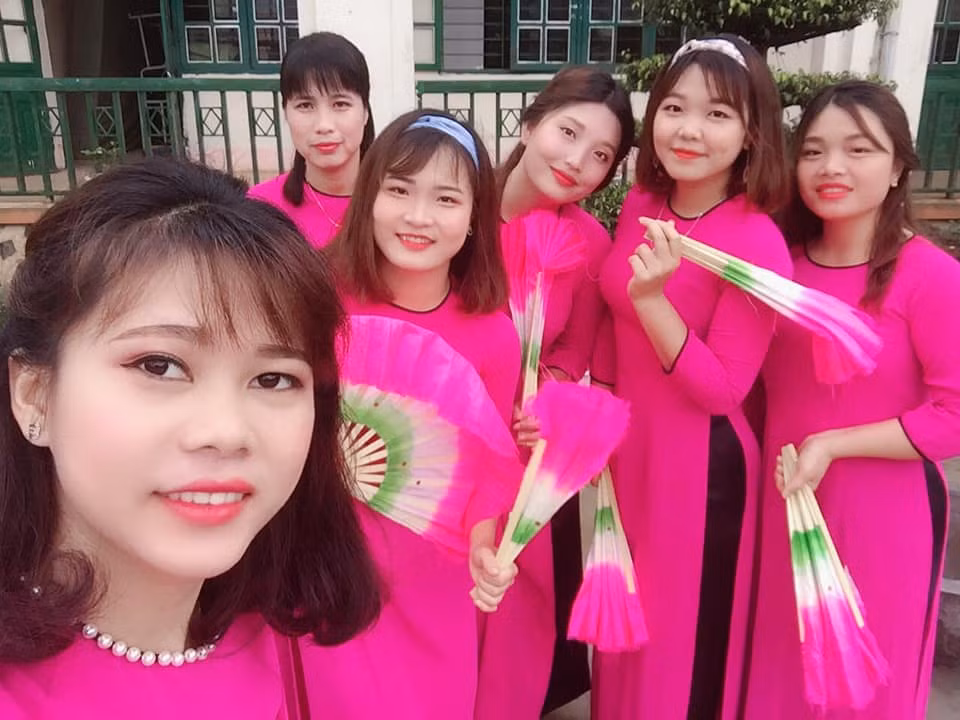 Cô giáo La Thị Oanh (ngoài cùng bên trái) bị chấm dứt hợp đồng từ 1/6 (Ảnh nhân vật cung cấp)