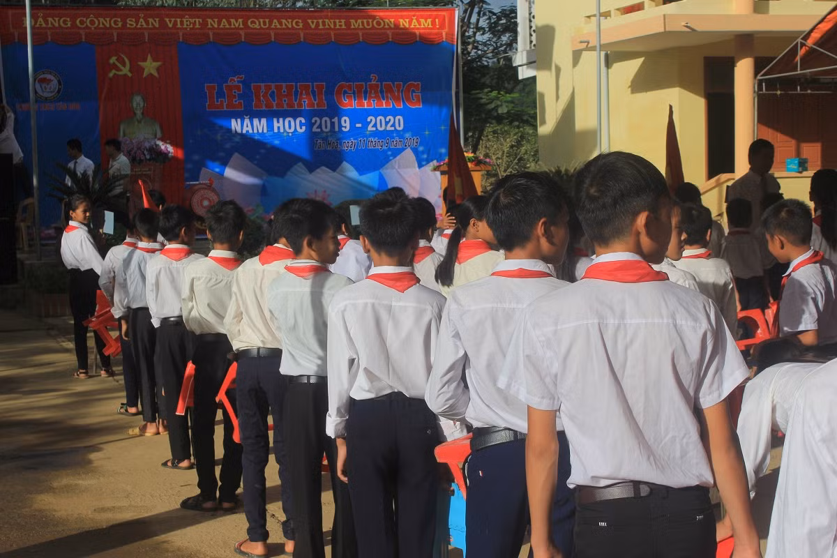 Học sinh trường trung học cơ sở Tân Hóa trong ngày khai giảng năm học mới.