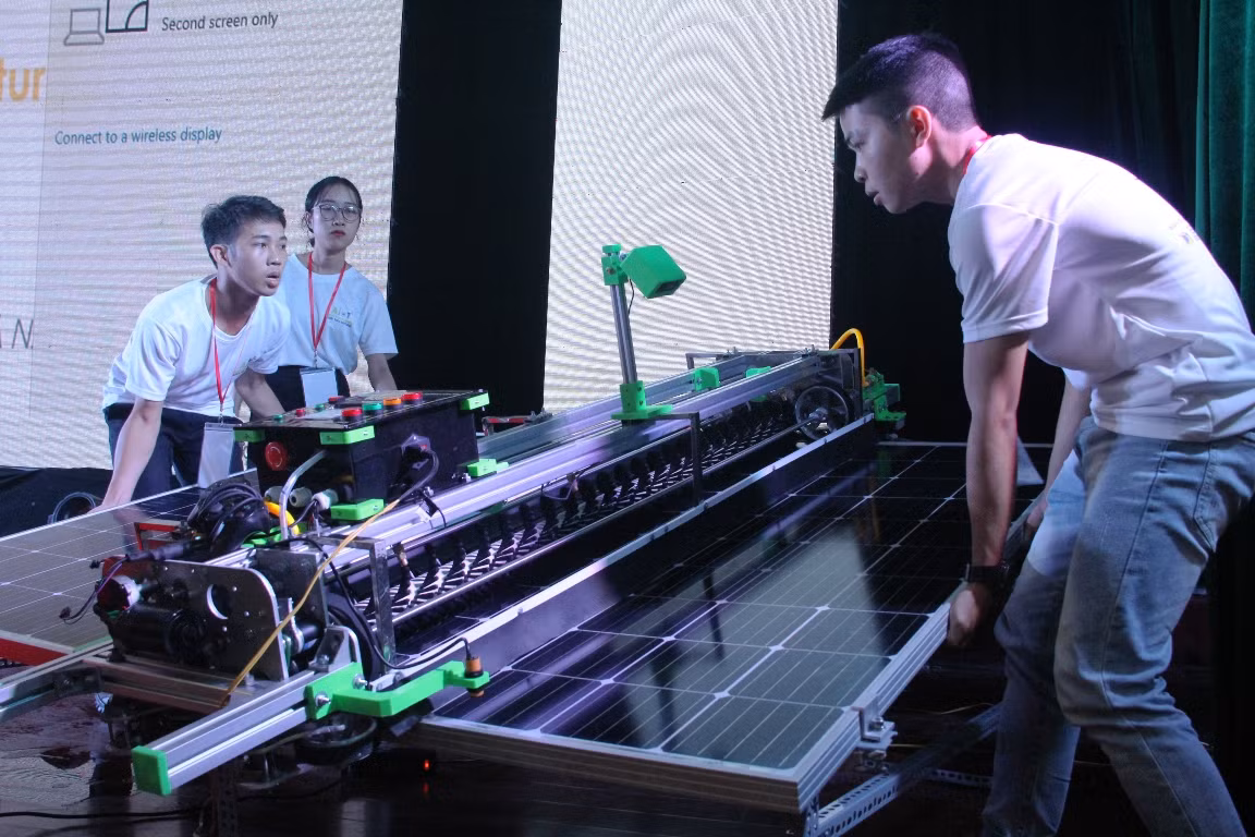 Các thành viên nhóm TNT chuẩn bị cho robot trình diễn khả năng lau chùi, vệ sinh và kiểm tra các hỏng hóc của pin mặt trời. Các thành viên nhóm TNT chuẩn bị cho robot trình diễn khả năng lau chùi, vệ sinh và kiểm tra các hỏng hóc của pin mặt trời.