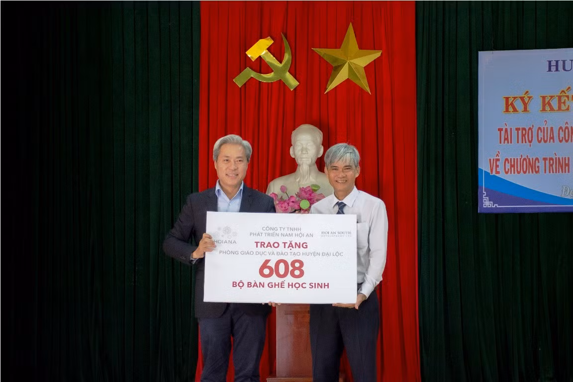 Chuyển giao thành 608 bộ bàn ghế học sinh cho 10 trường trung học cơ sở cho phòng giáo dục huyện Đại Lộc.
