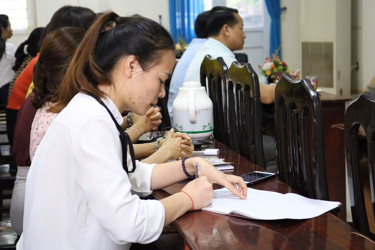 Các giáo viên cẩn thẩn ghi lại các kiến thức được Tiến sĩ Trần Công Trục giải thích. Ảnh: Đỗ Thơm