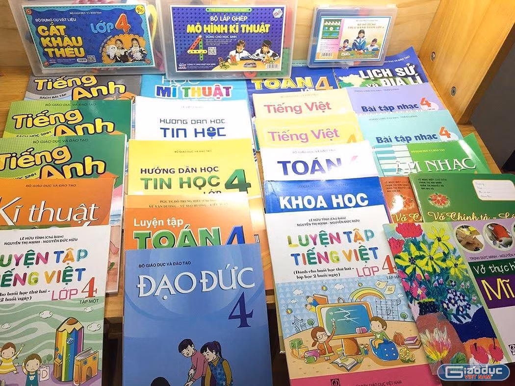 Nhiều trường phụ huynh phản ánh bán bộ sách giáo khoa chỉ vài chục ngàn, nhưng bán kèm rất nhiều sách tham khảo, sách bổ trợ không cần thiết khiến bộ sách lên đến cả triệu đồng. (Ảnh: Phan Tuyết) Nhiều trường phụ huynh phản ánh bán bộ sách giáo khoa chỉ vài chục ngàn, nhưng bán kèm rất nhiều sách tham khảo, sách bổ trợ không cần thiết khiến bộ sách lên đến cả triệu đồng. (Ảnh: Phan Tuyết)