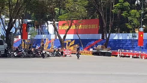 Khu vực khán đài của lễ mít tinh sáng 30/4 đang được hoàn tất những công đoạn cuối cùng (ảnh: T.Q) Khu vực khán đài của lễ mít tinh sáng 30/4 đang được hoàn tất những công đoạn cuối cùng (ảnh: T.Q)
