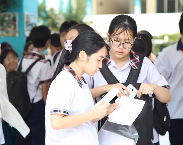Thí sinh sau khi hoàn thành một kỳ thi tuyển sinh vào lớp 10 tại TPHCM (ảnh minh họa: P.Nga)