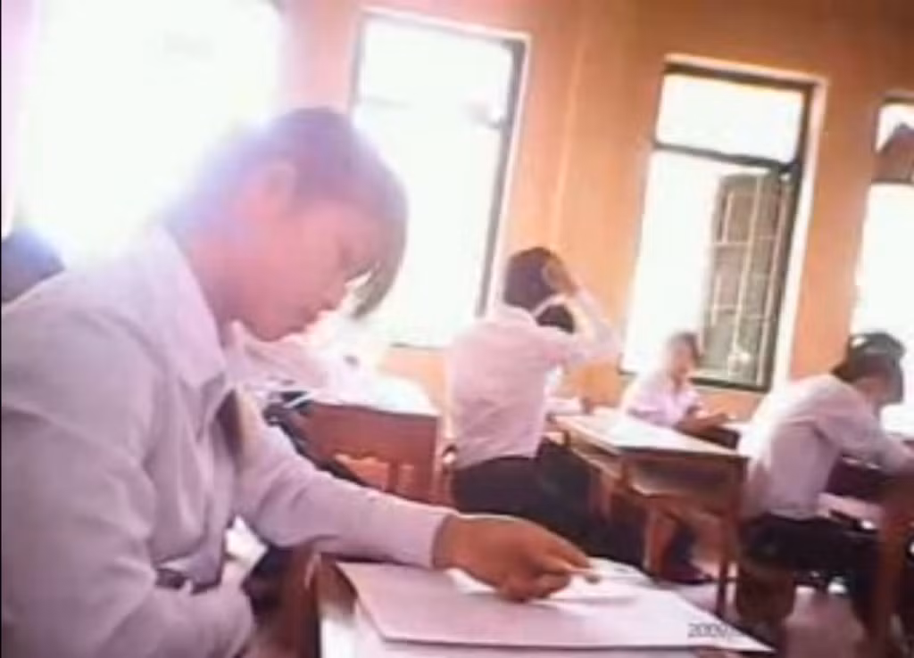 Ném "phao" cho nhau trong phòng thi