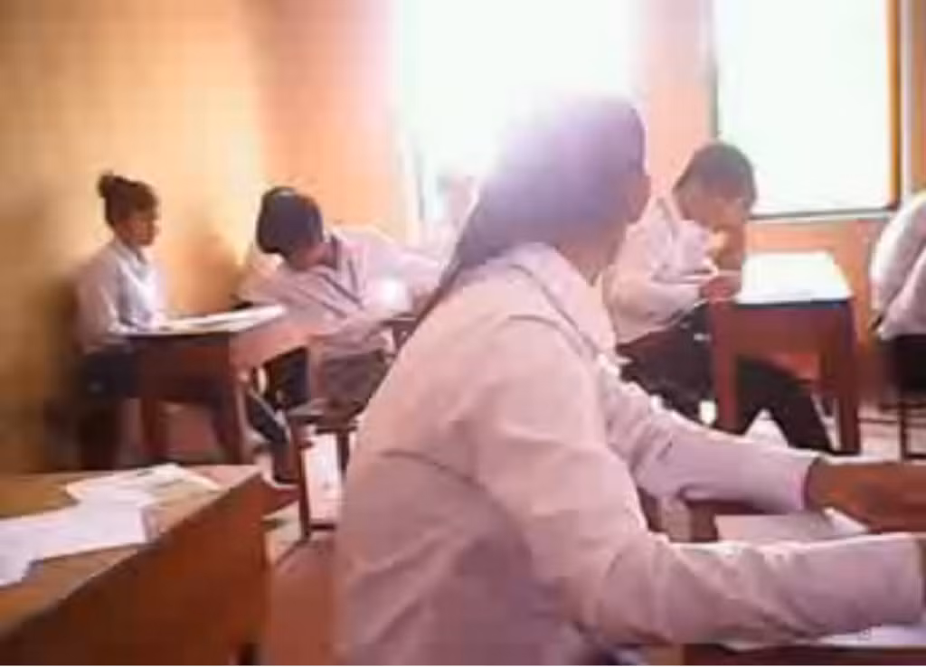 Phòng thi nhốn nháo không khác gì...cái chợ