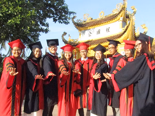 Các học sinh giỏi Hải Phòng tại Lễ biểu dương học sinh, sinh viên giỏi năm 2017 (Ảnh: Báo An ninh Hải Phòng).