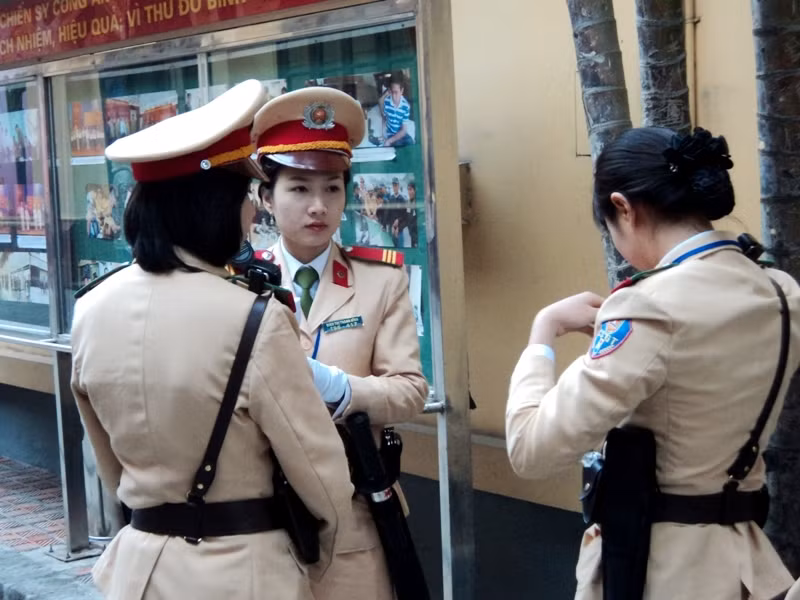 Chỉnh lại trang phục cá nhân