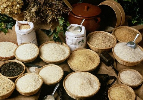 Tại một cơ sở xay xát gạo ở Trai Trang, Yên Mỹ, Hưng Yên, hai công nhân đang xay xát gạo. Một người đứng ở đầu máy cho thóc vào, một người đứng ở cuối đóng gạo vào bao. Sang đoạn xát trắng lần 2, người công nhân cho một ít lá dứa thơm tươi vào cùng xát với gạo trước khi đóng vào bao để chuyển đi. Bà Xuân, chủ cơ sở sản xuất gạo, tiết lộ: lá dứa thơm vẫn thường được sử dụng khi nấu cơm để cơm có mùi thơm nếp.