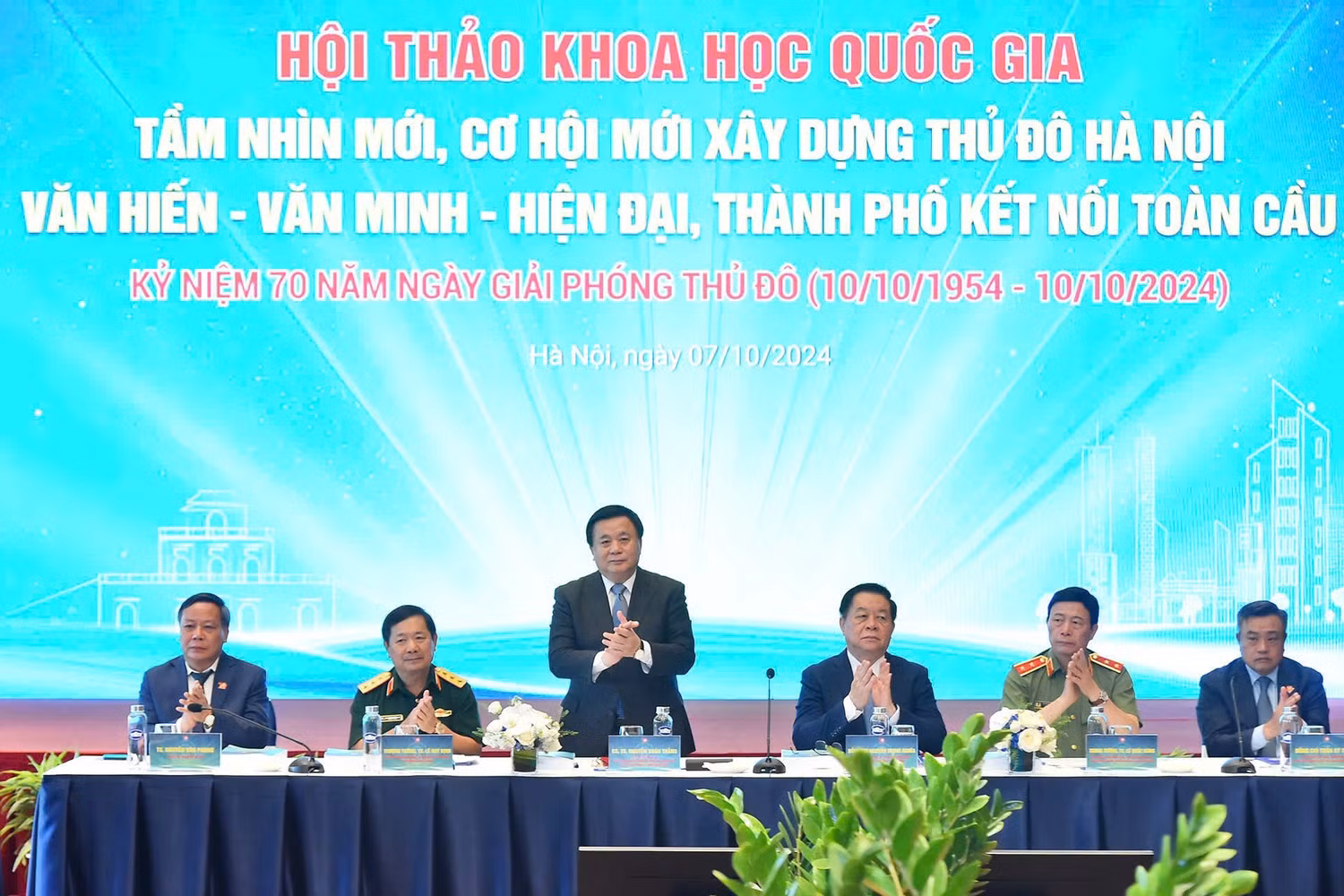 Lãnh đạo trung ương và thành phố Hà Nội chủ trì hội thảo. Ảnh: hanoimoi.vn