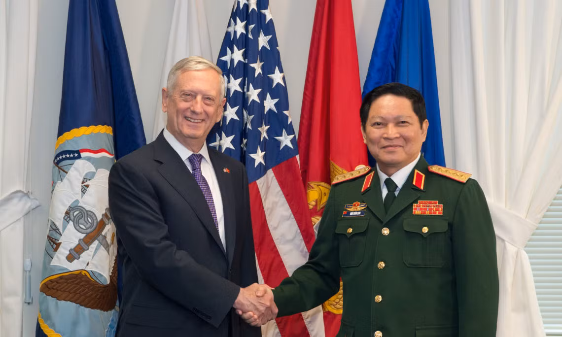 Bộ trưởng Quốc phòng Mỹ James Mattis và Bộ trưởng Quốc phòng Việt Nam Ngô Xuân Lịch, ảnh: Đại sứ quán Mỹ tại Việt Nam. Bộ trưởng Quốc phòng Mỹ James Mattis và Bộ trưởng Quốc phòng Việt Nam Ngô Xuân Lịch, ảnh: Đại sứ quán Mỹ tại Việt Nam.