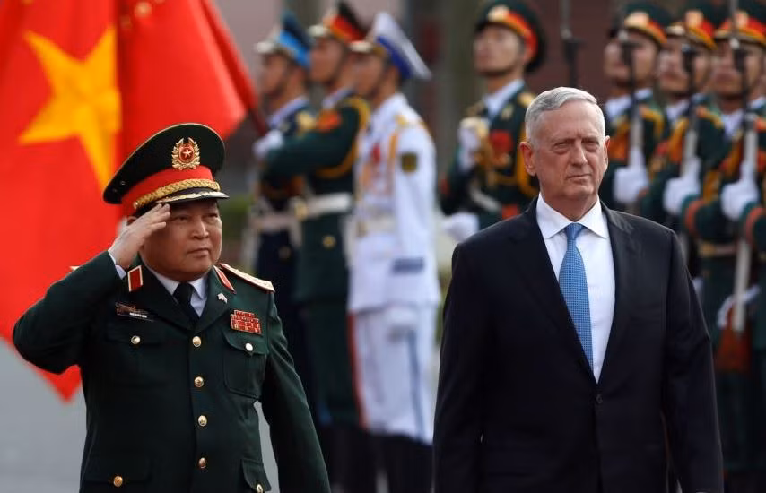 Bộ trưởng Quốc phòng Ngô Xuân Lịch và người đồng cấp Hoa Kỳ James Mattis trong chuyến thăm Việt Nam ngày 25/1/2018, ảnh: Reuters.